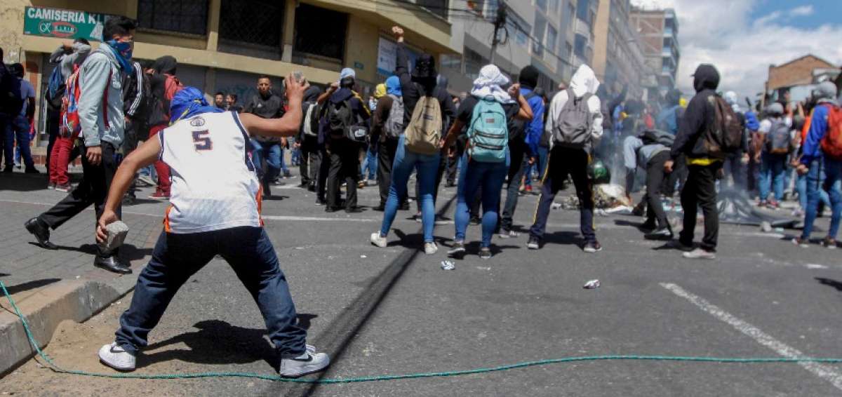 8 polic&iacute;as heridos en violentas protestas en los exteriores del Colegio Mej&iacute;a