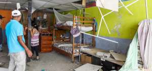 El cielo raso de esta vivienda sufri&oacute; da&ntilde;os. Sin embargo, no se reportaron heridos en esta casa.