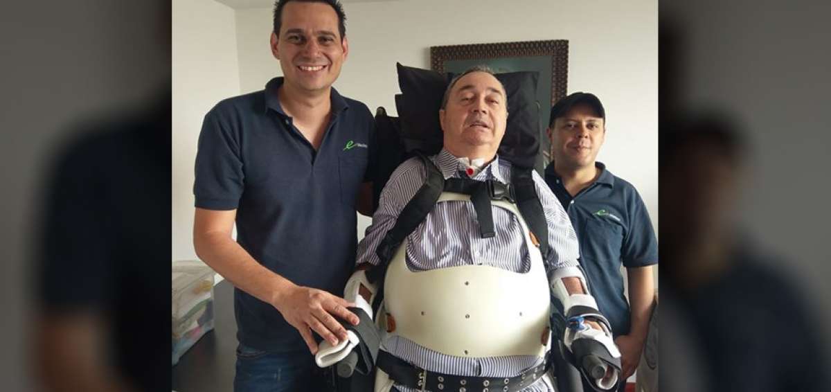Freddy Luna (izq.), ingeniero que dise&ntilde;&oacute; el exoesqueleto que usa el ex DT colombiano Luis Fernando Montoya.