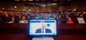 Ciudadanos escucharon la charla que ofreci&oacute; Julian Assange por videoconferencia en Ciespal.