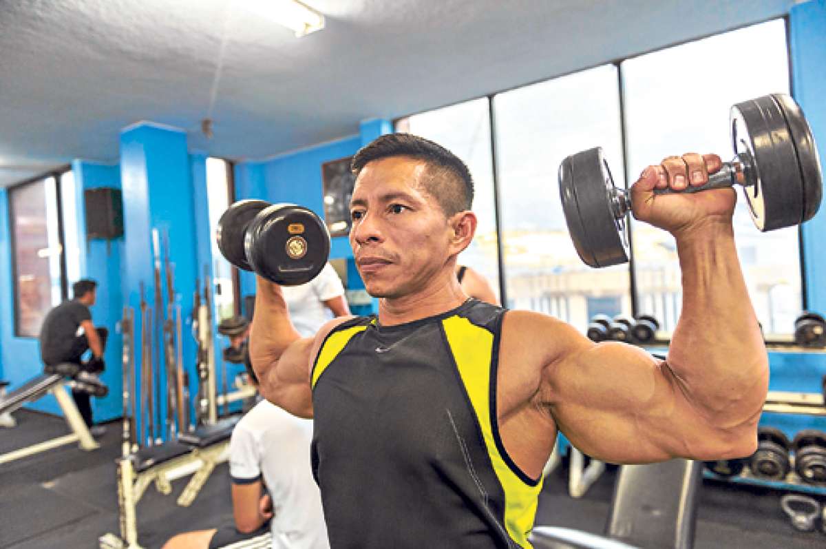 Wellington Luna entrena a doble jornada en el gimnasio para moldear sus m&uacute;sculos. Tambi&eacute;n hace pesas y ejercicios cardiovasculares. Foto: Fernando Sandoval│El Tel&eacute;grafo