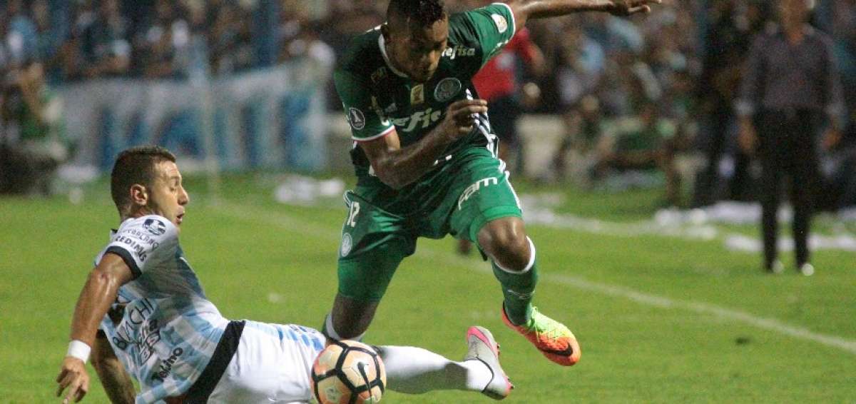 Miguel Borja (verde), volante del Palmeiras de Brasil, elude la marca de Bruno Bianchi, del Atl&eacute;tico Tucum&aacute;n, en partido de la primera jornada.