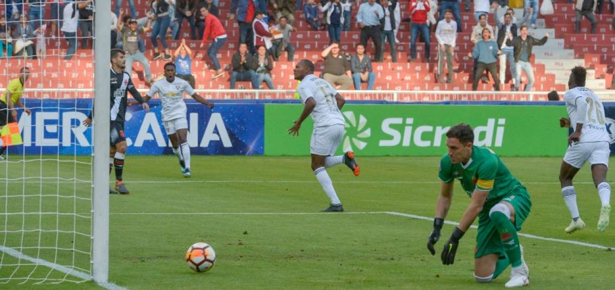 Juan Luis Anangon&oacute; celebra el primer tanto de cabeza en los primeros minutos del partido (7').