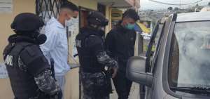 Seis personas fing&iacute;an vigilar carros para vender marihuana y coca&iacute;na