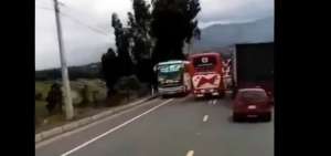 Instante en el que el colectivo invade la v&iacute;a.