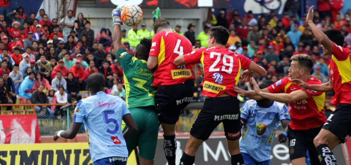 Los jugadores cuencanos intentaron por todas las v&iacute;as igualar el marcador, pero los ambate&ntilde;os se defendieron bien.