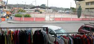El lote expropiado al pie de la Av. Juan Tanca Marengo, en la Cdla. Martha de Rold&oacute;s, fue acondicionado como sitio de trabajo para unos 40 vendedores.
