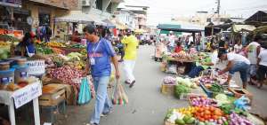 Varios comerciantes que estaban en la zona Tarqui, ahora se ubican en las calles de Los Esteros.