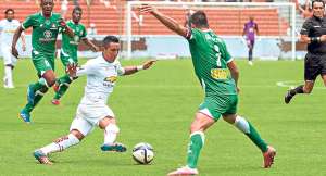 Holguer Matamoros (izq.) domina el bal&oacute;n ante la marca Argenis Moreira, durante el partido de ayer. Foto: Miguel Jim&eacute;nez / El Tel&eacute;grafo