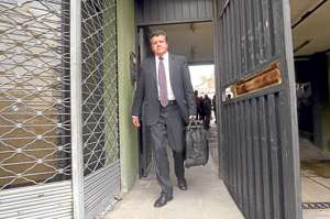 El fiscal Fabi&aacute;n Almeida sale del Tribunal Sexto de Pichincha, al que volver&aacute; ma&ntilde;ana. Foto: Santiago Aguirre |  El Tel&eacute;grafo