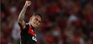 El delantero peruano Paolo Guerrero celebra una de sus anotaciones con el Flamengo, club del cual se despide.