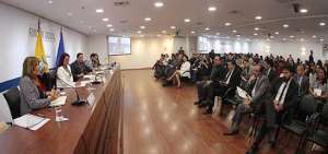 Teresa Almeida, fiscal del Tribunal de Cuentas de Portugal, presenta su ponencia sobre la lucha contra la corrupci&oacute;n a los asistentes al evento.