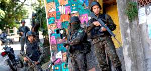 La favela Rocinha, una de las m&aacute;s extensas de R&iacute;o de Janeiro, est&aacute; militarizada por la guerra que hay entre narcotraficantes en el sector.