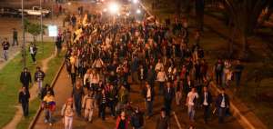 Solo un grupo de manifestantes decidi&oacute; marchar por las Naciones Unidas. 