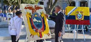 El vicepresidente Jorge Glas y dem&aacute;s autoridades, durante la presentaci&oacute;n de ofrendas florales.