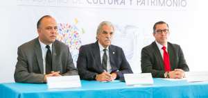 El viceministro Gabriel Cisneros, el ministro Ra&uacute;l P&eacute;rez Torres y el director del IFAIC, Ronald Verdesoto.