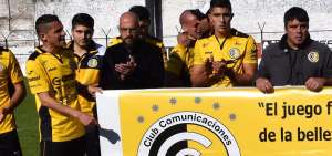 Jugadores de Comunicaciones y cuerpo t&eacute;cnico aplauden al rival, a pesar de la pol&eacute;mica decisi&oacute;n de la AFA.