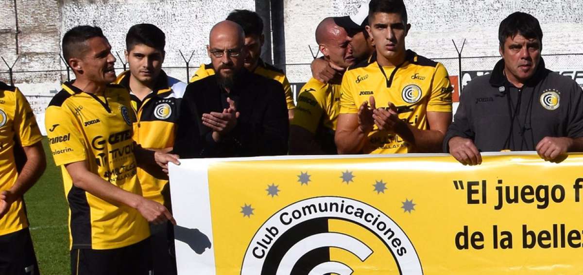 Jugadores de Comunicaciones y cuerpo t&eacute;cnico aplauden al rival, a pesar de la pol&eacute;mica decisi&oacute;n de la AFA.