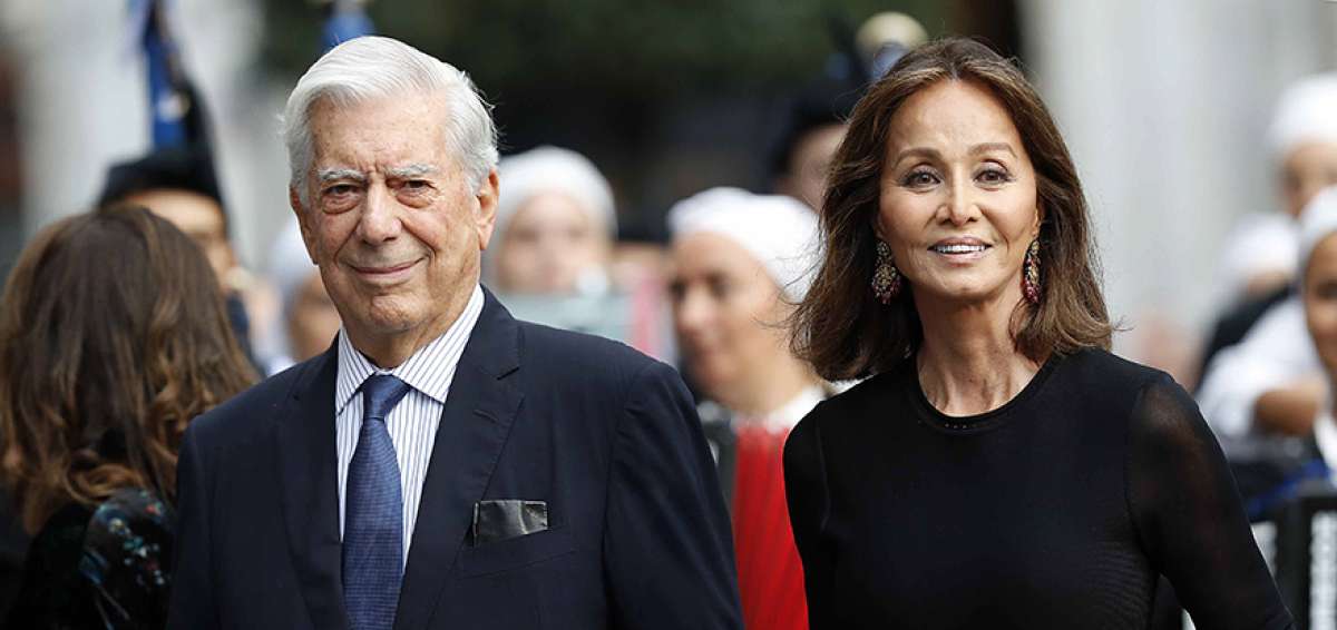 El escritor peruano Mario Vargas Llosa junto a la presentadora de televisi&oacute;n hispanofilipina Isabel Preysler en el Teatro Campoamor, de Oviedo, Espa&ntilde;a.