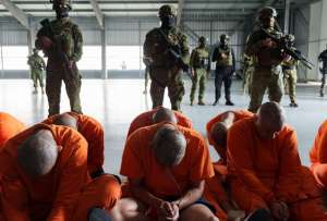 Inició el traslado de privados de libertar a la nueva cárcel del Encuentro. 