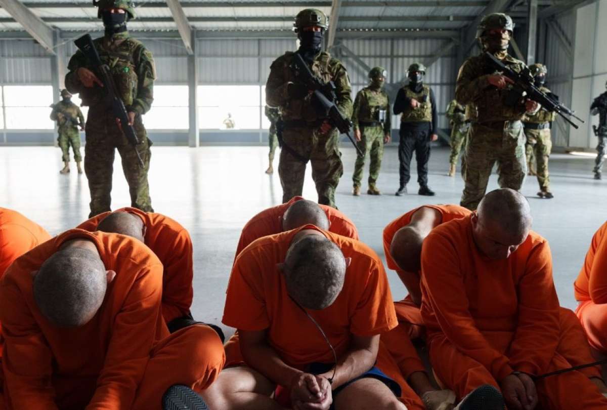 Inició el traslado de privados de libertar a la nueva cárcel del Encuentro. 