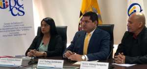 El presidente del CPCCS, Jos&eacute; Tu&aacute;rez (c), junto a los consejeros Victoria Desintonio y Walter G&oacute;mez.