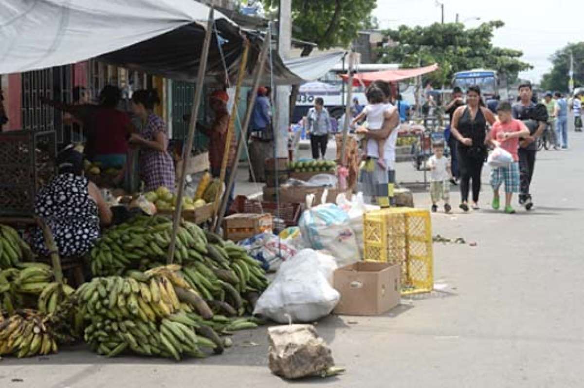  Los comerciantes de la 29 y Maracaibo, que trabajan cerca de un a&ntilde;o en la calle, solicitan mayor seguridad en el sector. Foto: Miguel Castro |  El Tel&eacute;grafo