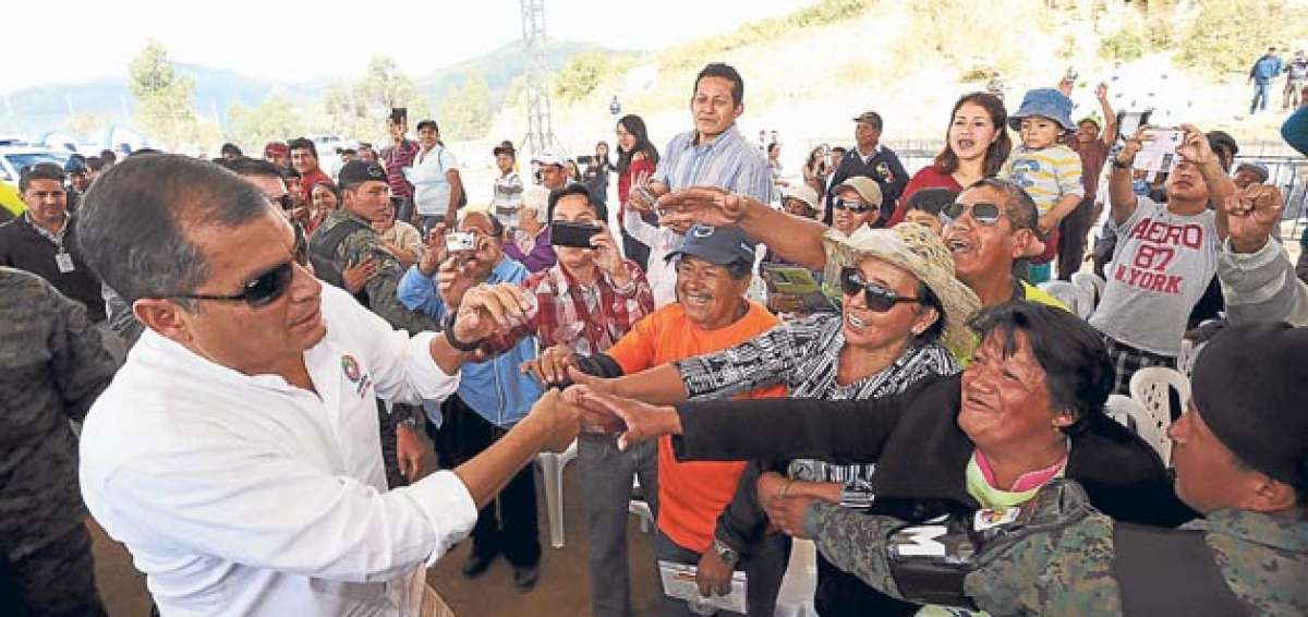 El presidente Rafael Correa saluda a los habitantes de Chilibulo, la parroquia urbana m&aacute;s antigua de Quito, integrada por 37 barrios. Foto: cortes&iacute;a