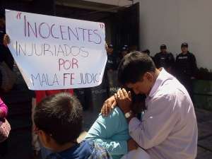 Familiares de los polic&iacute;as procesados por presunto delito de magnicidio rechazaron el fallo del Tribunal. Foto: Gabriela Castillo / EL TEL&Eacute;GRAFO
