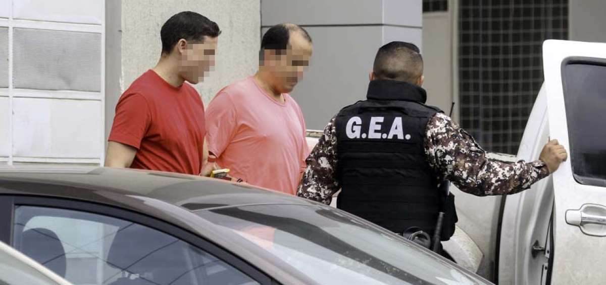 Iv&aacute;n E. (izq.) y W&aacute;lter A. son escoltados por la polic&iacute;a al Centro de Rehabilitaci&oacute;n Social #2, donde guardan prisi&oacute;n.