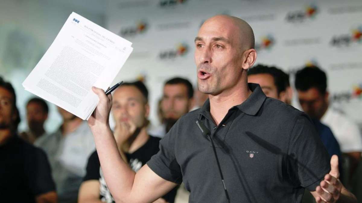 Apoyados por grandes nombres del f&uacute;tbol espa&ntilde;ol como Iker Casillas o Xavi Hern&aacute;ndez, el sindicato de jugadores denuncia que el nuevo sistema de reparto de los derechos televisivos perjudica a la segunda divisi&oacute;n. Foto: Internet