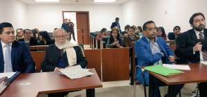 Julio C&eacute;sar Trujillo (bufanda blanca) particip&oacute; de la audiencia en la que tambi&eacute;n estuvo el exdefensor del Pueblo Ramiro Rivadeneira (extremo derecha). 