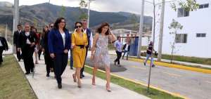 Maribel D&iacute;az Cabello y la presidenta del Comit&eacute; Plan Toda Una Vida, Roc&iacute;o Gonz&aacute;lez de Moreno, recorren la urbanizaci&oacute;n en el sur de Quito.
