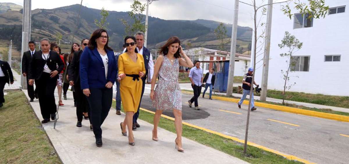Maribel D&iacute;az Cabello y la presidenta del Comit&eacute; Plan Toda Una Vida, Roc&iacute;o Gonz&aacute;lez de Moreno, recorren la urbanizaci&oacute;n en el sur de Quito.