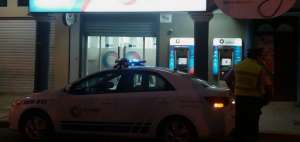 La Polic&iacute;a de Santa Rosa mantiene custodiado la entidad bancaria.
