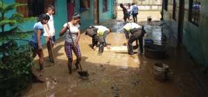 Ciudadanos y polic&iacute;as emprendieron acciones de limpieza en los barrios afectados por las inundaciones. 