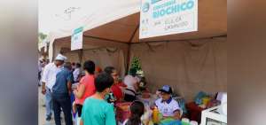 Bajo la sombra de carpas los emprendedores gastron&oacute;micos llegaron a ofrecer los cebiches de pinchagua en la parroquia R&iacute;o Chico de Portoviejo.