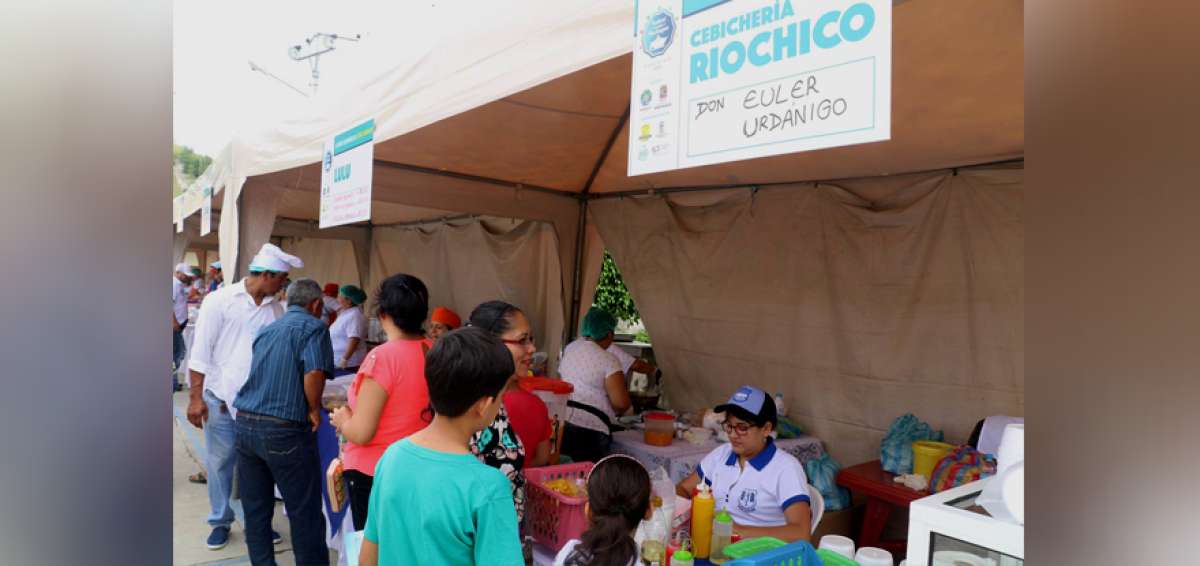 Bajo la sombra de carpas los emprendedores gastron&oacute;micos llegaron a ofrecer los cebiches de pinchagua en la parroquia R&iacute;o Chico de Portoviejo.