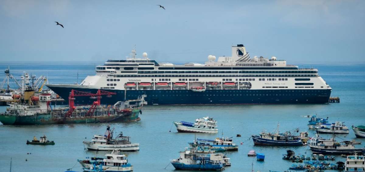 Crucero Volendam lleg&oacute; al puerto de Manta con m&aacute;s de 1.000 turistas.