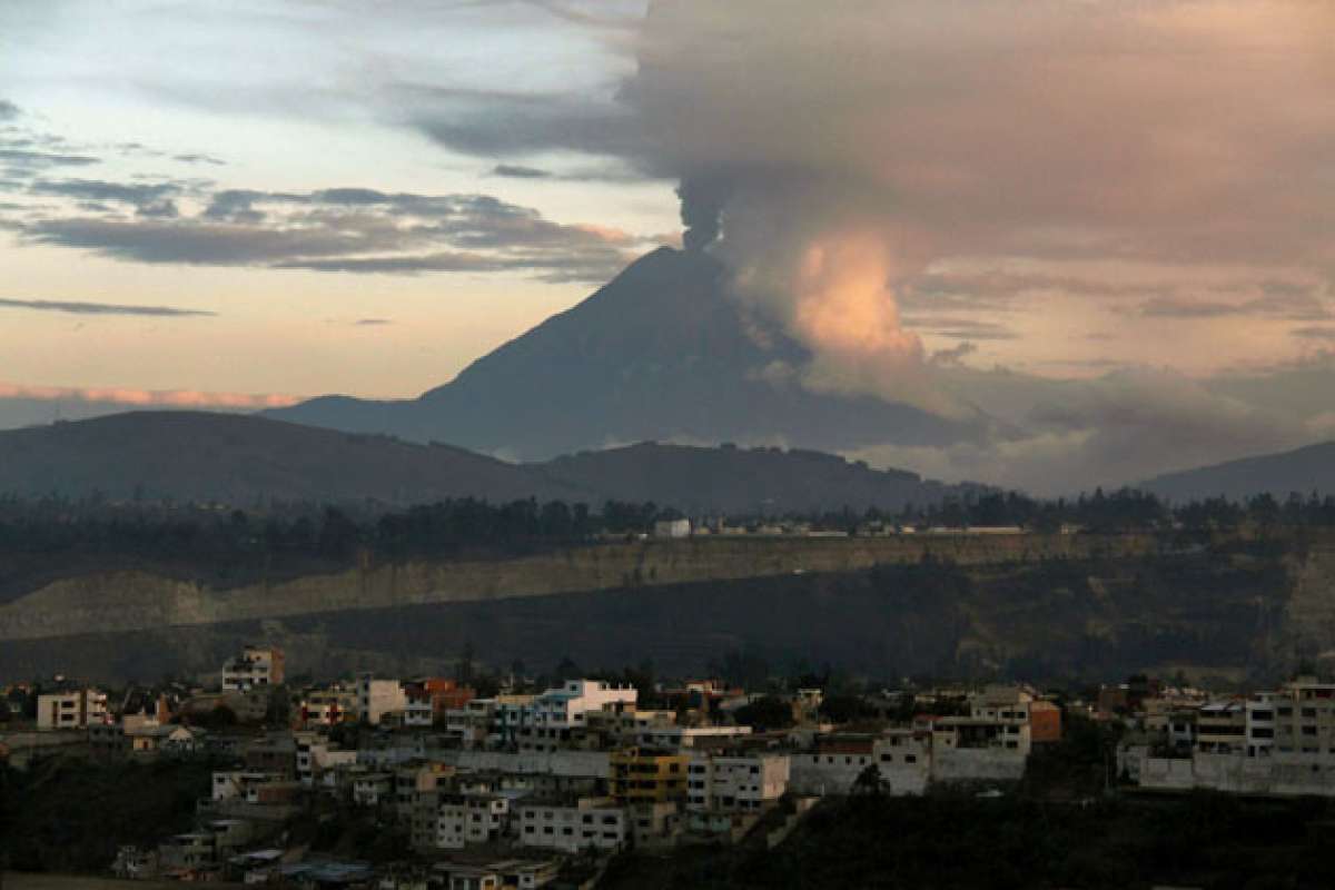 En el volc&aacute;n Tungurahua son constantes las explosiones y emisiones de ceniza oscura. Se lo puede observar desde diversos barrios de Ambato. Foto: Roberto Ch&aacute;vez / El Tel&eacute;grafo
