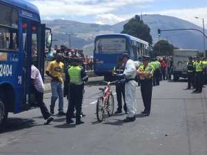 Agentes del SIAT iniciaron las investigaciones para determinar responsabilidades en torno a la tragedia. Foto: Cortes&iacute;a