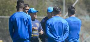El DT Hern&aacute;n Dar&iacute;o G&oacute;mez (c) cumpli&oacute; ayer la primera pr&aacute;ctica en su segundo ciclo al frente de la Tricolor. Durante el entrenamiento aprovech&oacute; para dialogar con los jugadores, entre ellos F&eacute;lix Torre (i), Joao Rojas (c) y Luis Chicaiza (d).