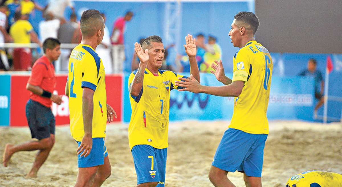 Stalin Moreira (centro) festeja el paso a semifinales del Sudamericano. Cristhian Gallegos (der.) y Hugo Cevallos (izq.) lo acompa&ntilde;an en la celebraci&oacute;n. Foto: Cortes&iacute;a