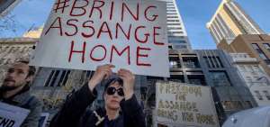  Varios manifestantes se re&uacute;nen para mostrar su apoyo a Julian Assange durante una protesta frente al consulado brit&aacute;nico.