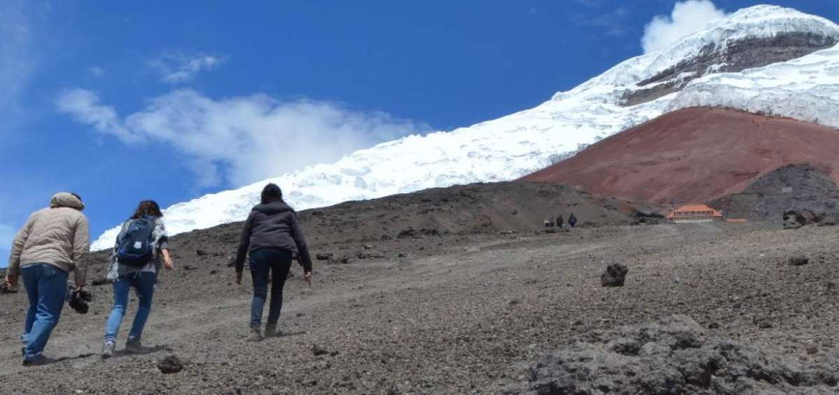 El acceso a la cumbre sigue restringido porque se mantiene la emanaci&oacute;n de gases.