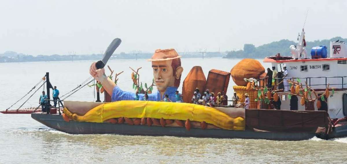Los ciudadanos asistieron al tradicional desfile n&aacute;utico.