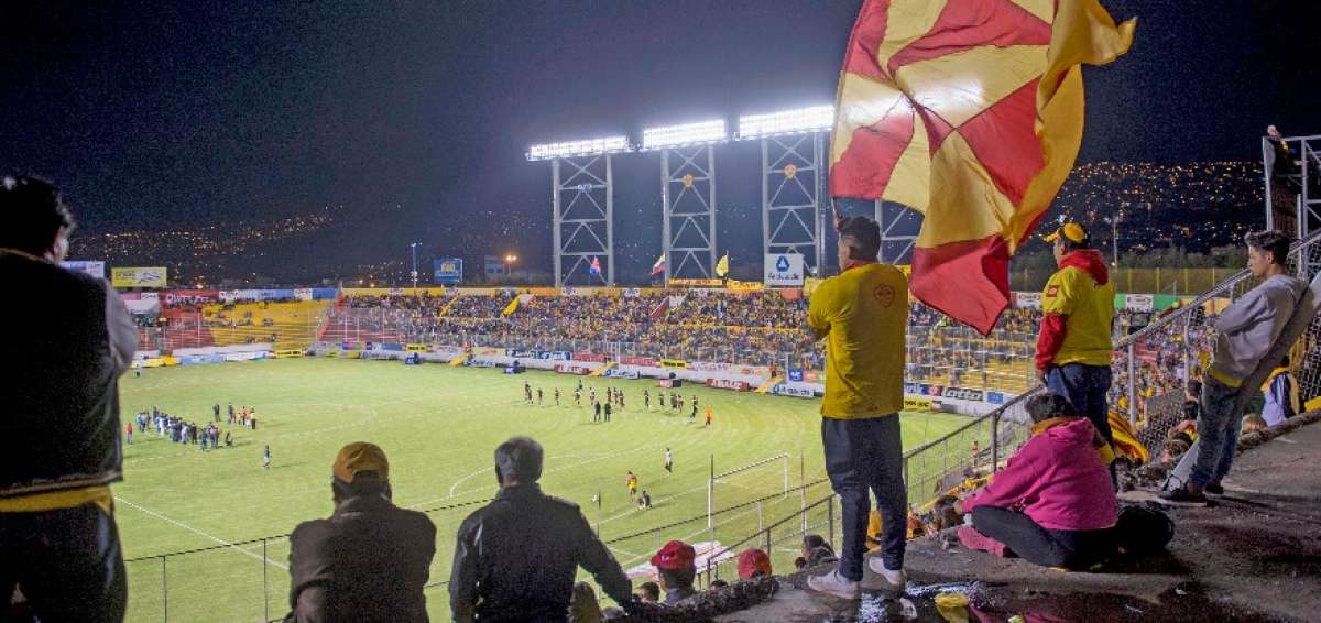 El &lsquo;&iacute;dolo quite&ntilde;o&rsquo; jug&oacute; el partido inaugural de la iluminaci&oacute;n ante Deportivo Cuenca. Perdi&oacute; 1 - 2.    