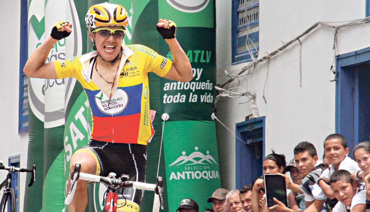 Richard Carapaz, que est&aacute; pr&oacute;ximo a cumplir 22 a&ntilde;os, en el momento en que cruzaba la meta y se proclamaba campe&oacute;n de una de las competencias m&aacute;s prestigiosas del ciclismo colombiano. Foto: Cortes&iacute;a