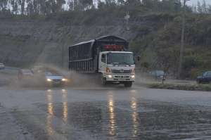 En la avenida Sim&oacute;n Bol&iacute;var se registraron importantes acumulaciones de agua, a causa de las lluvias. Foto: Miguel Jim&eacute;nez / El Tel&eacute;grafo