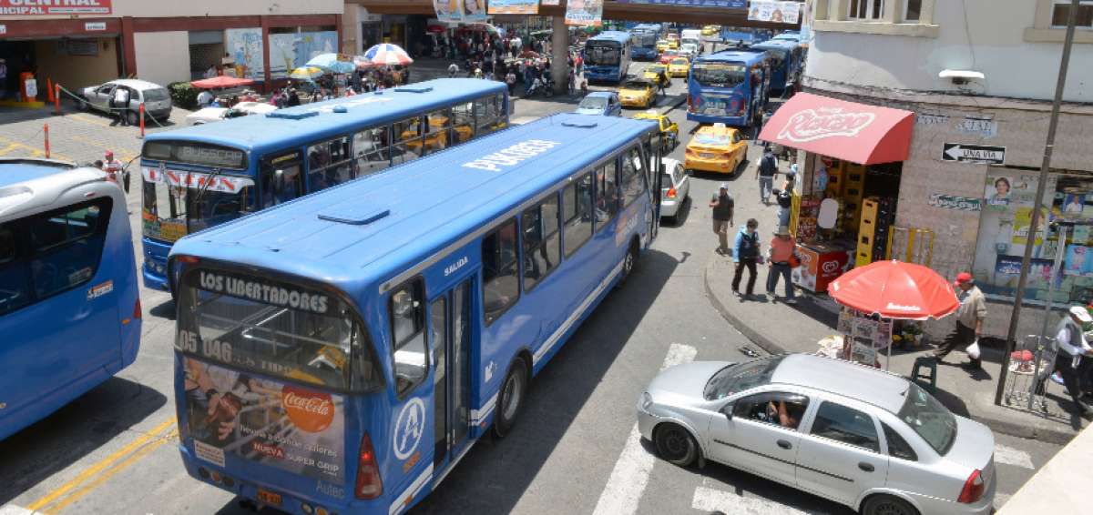 Ambato soporta uno de los tr&aacute;nsitos vehiculares m&aacute;s intensos de la Sierra centro. Alrededor de 60.000 carros al d&iacute;a circulan por sus estrechas calles.